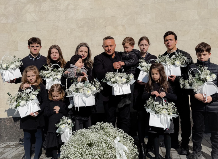  (FOTO/VIDEO) Teodor Cârnat și-a condus mama pe ultimul drum. Detaliul care a făcut pe toată lumea să plângă: „Te simțim încă atât de vie printre noi”