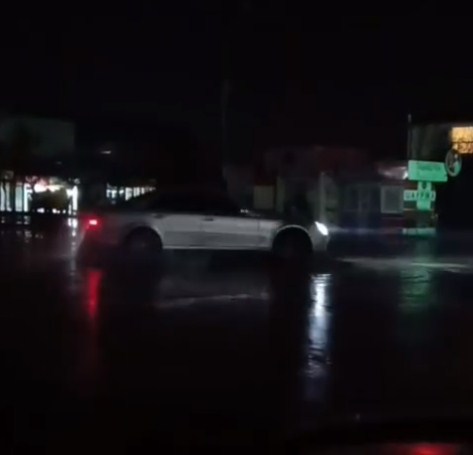  (video) Drifturi „sub ochii legii”: Șofer de Mercedes, surprins de carabinieri și oprit în trafic