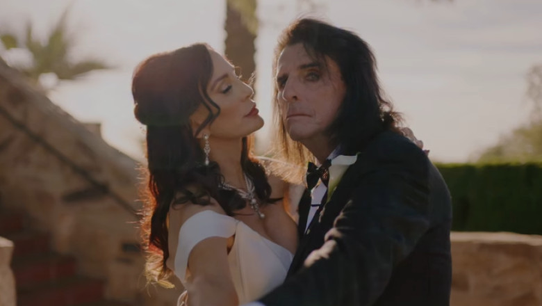  (FOTO) Alice Cooper și soția sa, din nou mire și mireasă, la 50 de ani de la nuntă: „Arată unei lumi cinice că iubirea adevărată există”