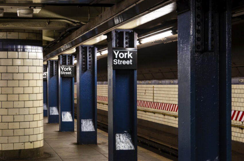  Atac cu maceta la metroul din New York. Un bărbat a rănit trei oameni, apoi a fost împuşcat de poliţişti