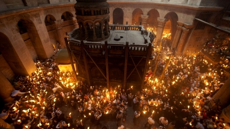  (VIDEO) Focul Haric va ajunge și în acest an în țara noastră: O delegație a Mitropoliei Moldovei pleacă la Ierusalim după Lumina Sfântă