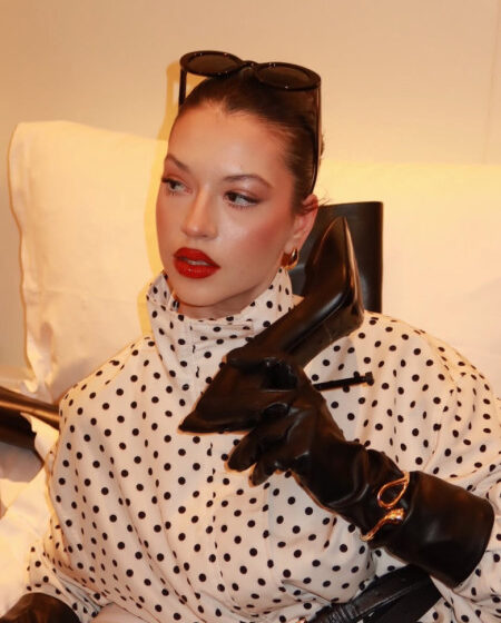  Cleopatra Stratan, în era ei seducătoare. În fustă mini, dresuri fine și pantofi cu toc, surprinde cu o imagine senzuală