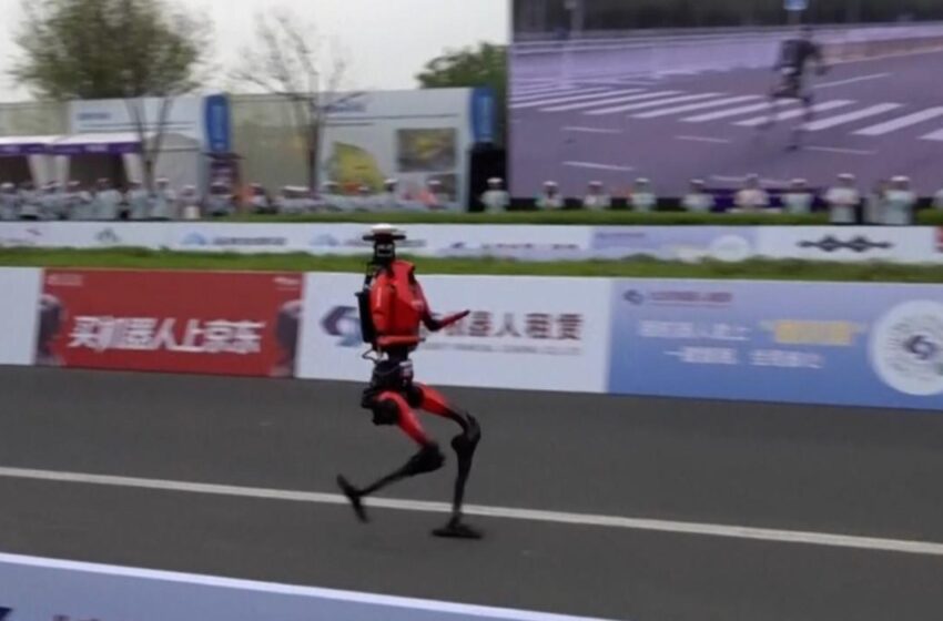  (VIDEO) Roboții au alergat cot la cot cu sportivii la un semimaraton din China şi au bătut recordul. Cursa, filmată