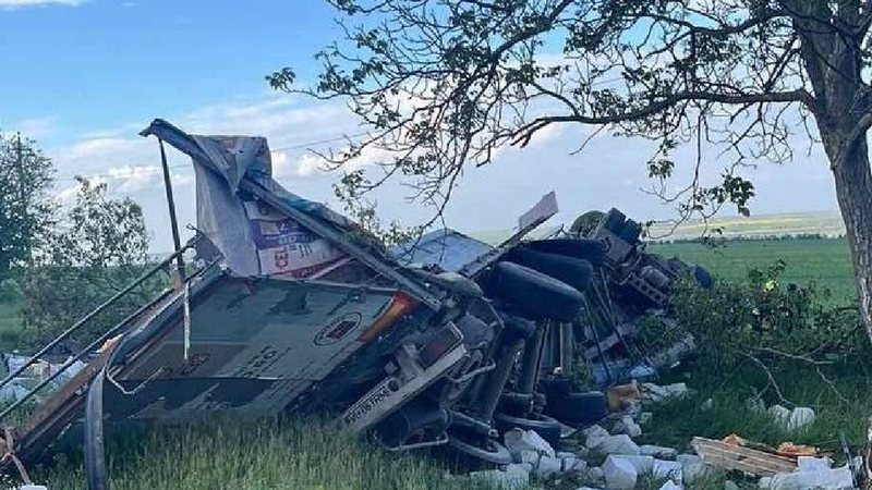  Tragedie lângă Taraclia: Doi cetățeni români au murit, după ce autocamionul în care se aflau s-a răsturnat de pe traseu