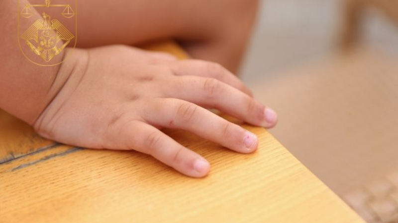  O fetiță de doar 5 ani a trăit un coșmar în propria casă: Concubinul mamei a abuzat-o sexual, iar femeia știa totul. Cuplul, trimis după gratii