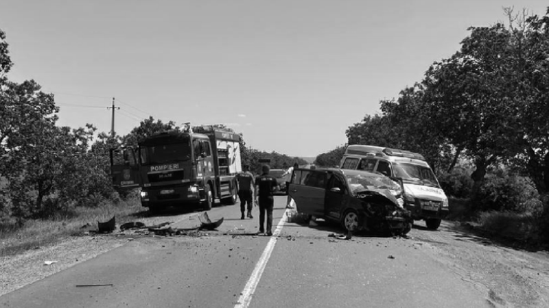  Femeia de 37 de ani care a decedat în cumplitul accident de la Căușeni era asistentă medicală: Fiul ei, care în acel moment era cu ea în mașină, internat în spital