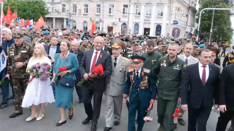  (LIVE) Membri și susținători ai PSRM, la Marșul Victoriei în centrul capitalei: Igor Dodon, însoțit de Galina Dodon, deputați și veterani de război