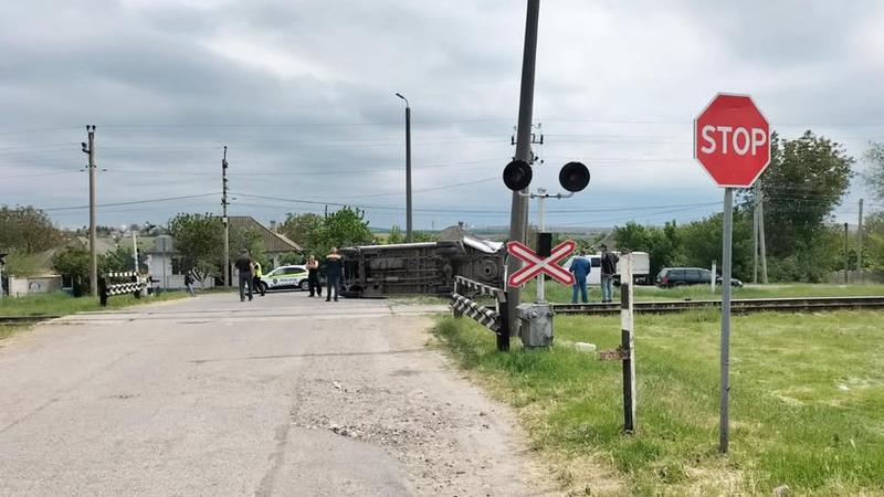  Un microbuz, spulberat de un tren la Florești, după ce a trecut la roșu: Un copil și un bărbat, transportați la spital