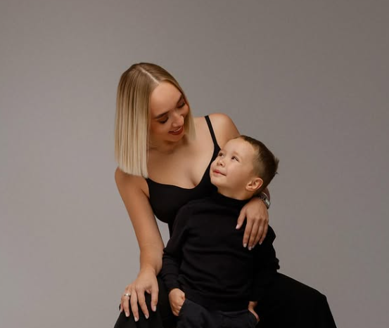  (VIDEO) Plus un blogger în familie! Fiul lui Katy Black, Simon, i-a „furat” meseria: „De astăzi, asta va face el”
