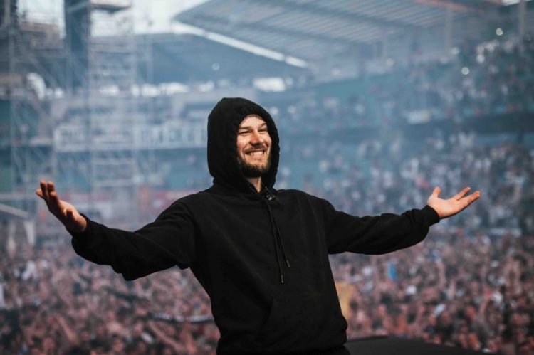  (VIDEO) Unul dintre cele mai emoționante momente ale concertului Max Korzh a fost în timpul piesei dedicate victimelor din Ucraina