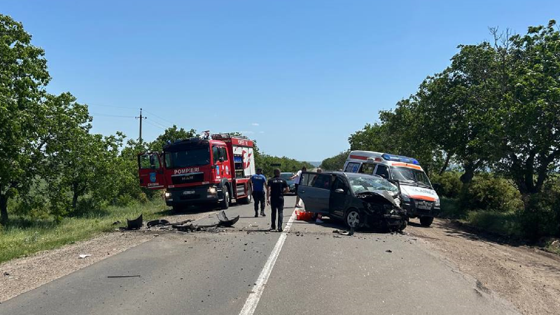  (FOTO) Accident fatal la Căușeni: Două persoane au decedat, iar un copil de 4 ani, grav rănit în urma unui impact frontal dintre o Dacia și un Volkswagen