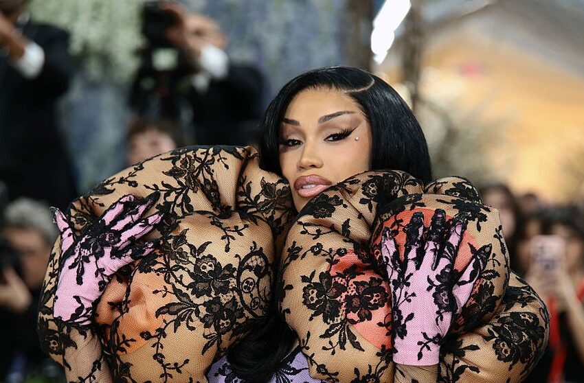  (VIDEO) „E îmbrăcată cu hemoroizi?” Ținuta lui Cardi B, declarată cea mai „dezgustătoare” de la Met Gala 2026