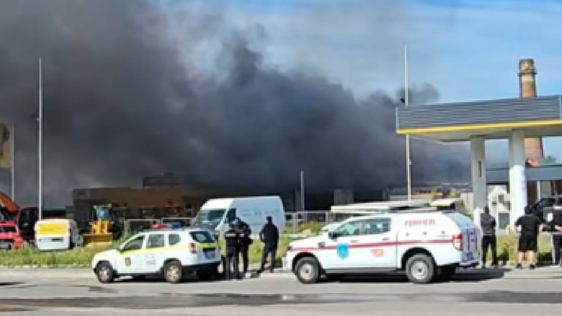  (VIDEO) Incendiu de proporții în capitală: Un depozit de tractoare și anvelope a luat foc