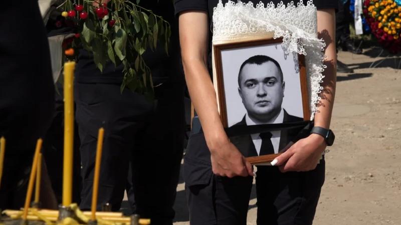  (VIDEO) Drum așternut cu flori, lacrimi și sute de oameni adunați: Polițistul Mihai Chiriac, decedat în accidentul cumplit de la Sângerei, înmormântat astăzi