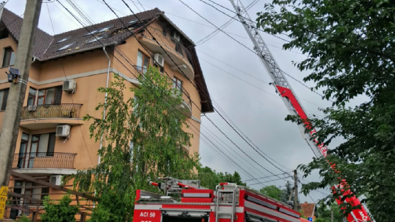  (FOTO) Mansarda unui bloc din sectorul Rîșcani a luat foc după ce a fost lovită de fulger: 15 persoane, dintre care 5 copii, au fost evacuate