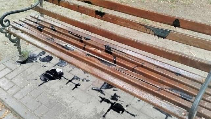  Vandalism în capitală: Mai multe bănci din scuarul de pe str. Paris au fost stropite cu vopsea neagră