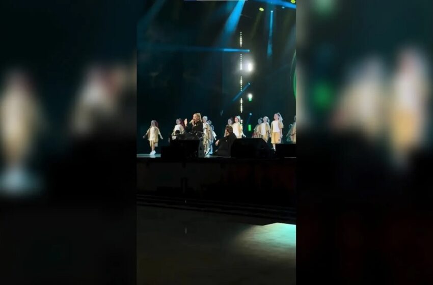  (VIDEO) Olga Buzova a urcat pe scena de la Kremlin în scaun cu rotile: „Spectacolul trebuie să continue”