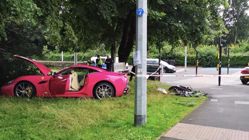  Posesoarea singurului Ferrari roz din Marea Britanie și-a făcut praf bolidul de 120.000 de lire sterline: Firma de asigurare refuză să plătească reparația