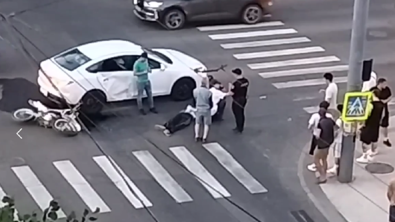  (VIDEO) Accident grav capitală: Un motociclist, aruncat la pământ după ce s-a lovit cu o mașină