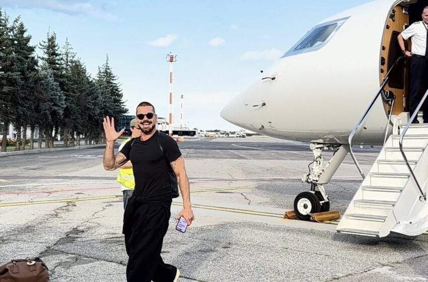  (FOTO/VIDEO) Artistul portorican, Ricky Martin, a aterizat în Republica Moldova. Cum a fost întâmpinat starul la aeroport