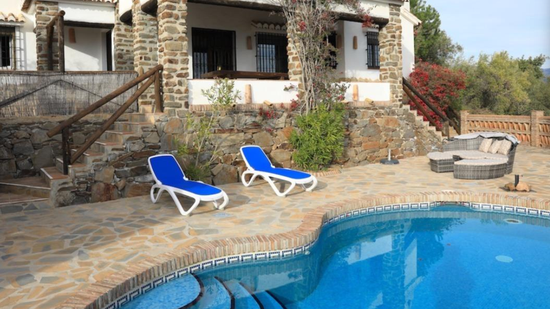  Tragedie în prima zi de vacanţă. Un copil de 3 ani a murit după ce a căzut în piscină, în Spania