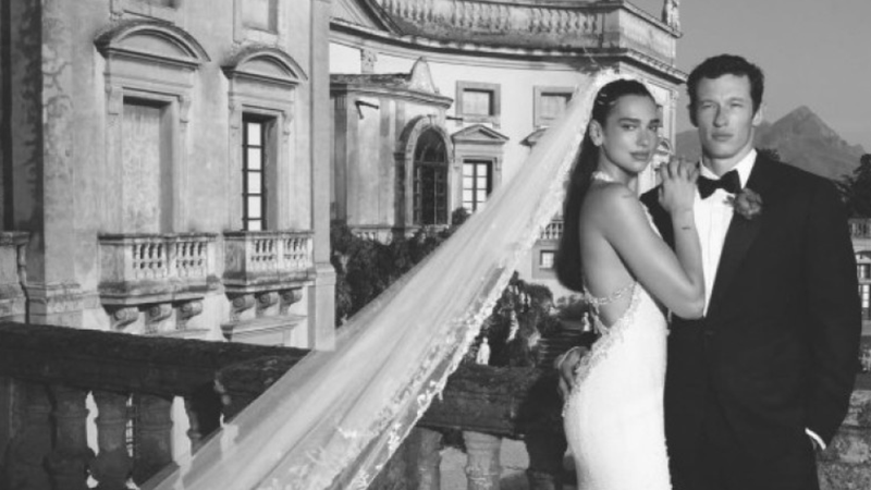  (FOTO) Dua Lipa, primele poze de la nunta de vis din Italia. Rochie de mireasă cu spatele gol, voal lung și multă dragoste