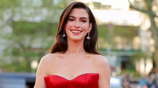  (VIDEO) Veste-șoc la Hollywood! Celebra actriță Anne Hathaway este însărcinată pentru a treia oară, la 43 de ani