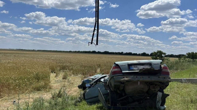  Accident fatal la Taraclia: Un bărbat de 49 de ani a decedat, după ce a intrat cu Nissan-ul într-un pilon