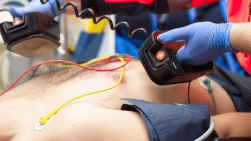  Opt minute de luptă pentru viață: Un bărbat de 63 de ani, salvat de medicii de pe ambulanță după un stop cardio-respirator la domiciliu