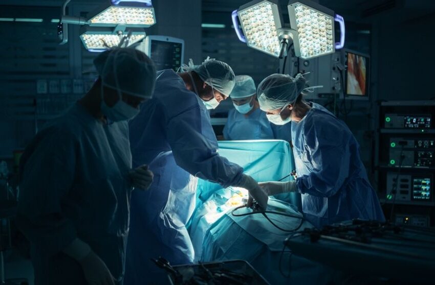  O femeie nu își mai poate închide ochii nici când doarme după ce a apelat la o operație estetică, efectuată de un medic fără licență. Câți bani a plătit pentru a se mutila pe viață