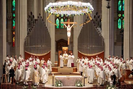  (VIDEO) Spectacol grandios la catedrala „Sagrada Familia”. Papa Leon l-a omagiat pe Antoni Gaudi, „arhitectul lui Dumnezeu”