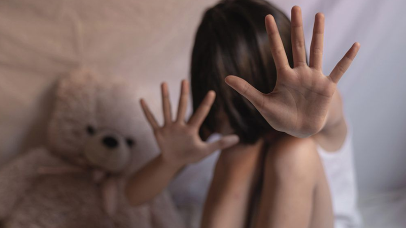  Caz șocant în Moldova: O femeie și-a vândut fiica de 6 ani unui consătean, cu 100 de lei, pentru a o abuza sexual. Copila a încercat să fugă, dar nu a reușit. Mama și violatorul, condamnați