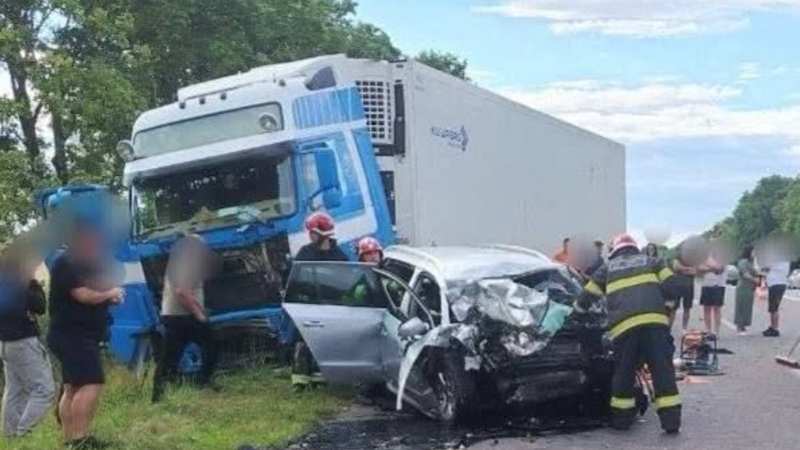  (FOTO) Tragedie pe traseul Chișinău–Bălți: Un șofer de 40 de ani a murit, după ce a intrat cu Skoda pe contrasens și s-a izbit de un camion, lângă satul Bilicenii Noi