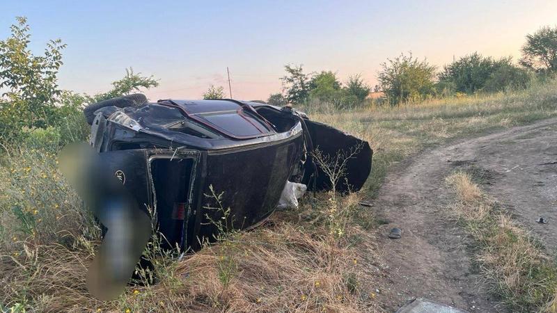  (FOTO) Tragedie pe șosea: Un Opel s-a răsturnat într-o curbă, la Hîncești. Șoferul, găsit decedat în afara mașinii