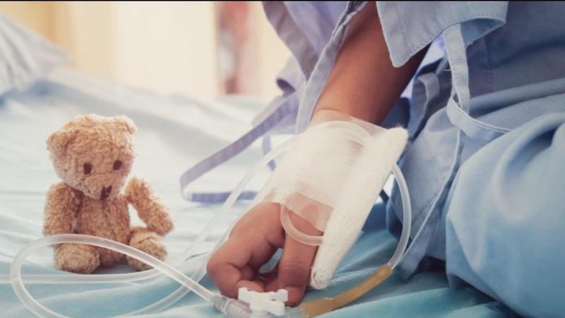  Un copil de doi ani, între viață și moarte, după ce a băut solvent, la Fălești: Ambulanța l-a găsit cu amețeli, tuse și arsură a gurii