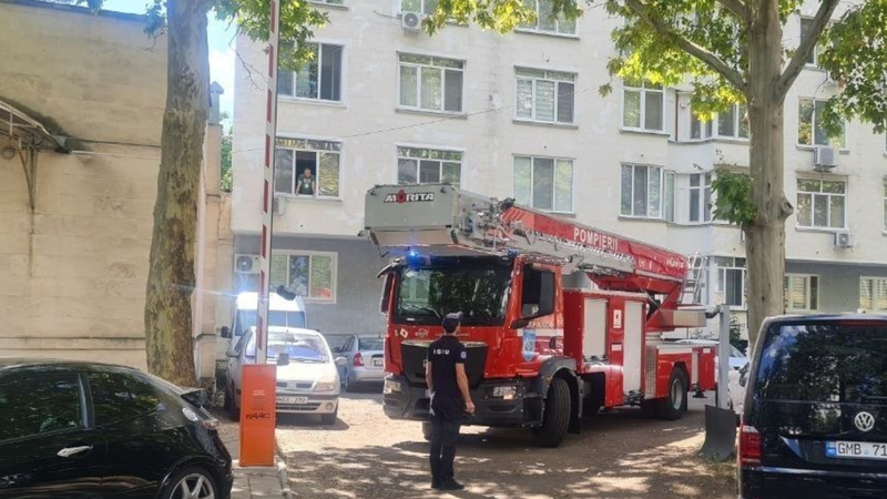  Incendiu în zona Parlamentului: Un apartament, cuprins de flăcări. Patru echipaje de pompieri luptă cu focul