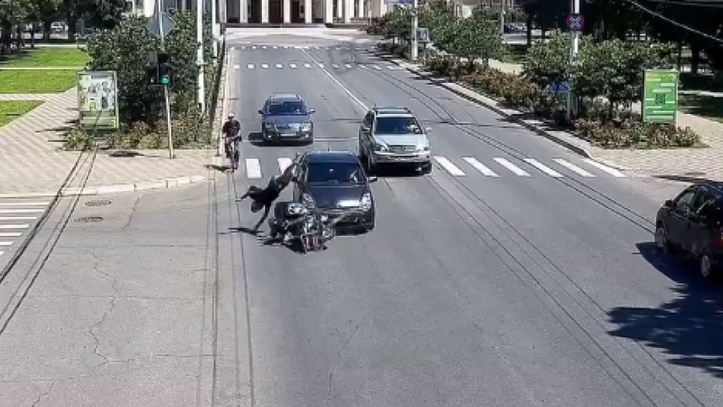  (VIDEO) Accident violent la Tiraspol: Momentul în care o adolescentă de 15 ani pe scuter intră pe roșu într-o intersecție și este lovită de o mașină