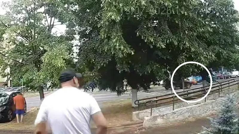  (VIDEO) Momentul în care un pieton este spulberat de un Lexus pe o trecere de pietoni, din capitală: Bărbatul, spitalizat