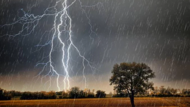  Cerul se dezlănțuie peste Moldova. Meteorologii au emis Cod galben de instabilitate atmosferică. Sunt așteptate ploi abundente, grindină și vânt puternic