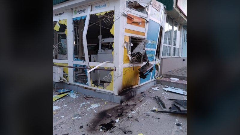  (VIDEO) Explozie în zorii zilei, la Tighina: Un bancomat dintr-un centru comercial, aruncat în aer de 4 indivizi. Hoții au dispărut cu tot cu bani