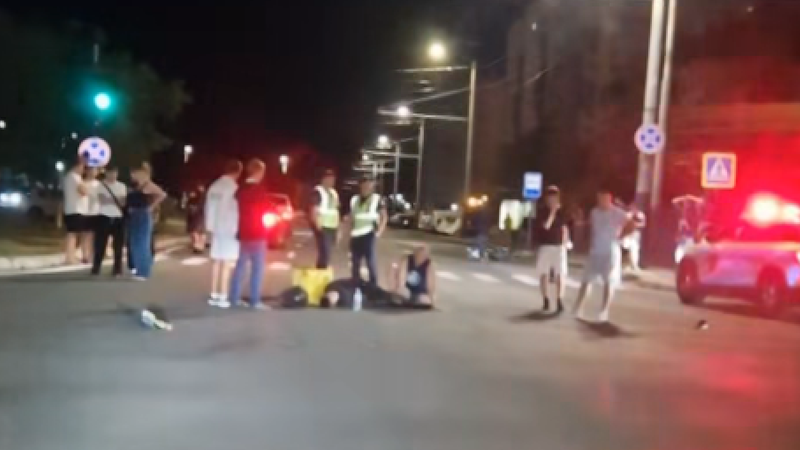  (VIDEO) Un curier de la Glovo, pe motocicletă, a fost lovit de o mașină la Ciocana: Tânărul, transportat cu traumatisme la spital