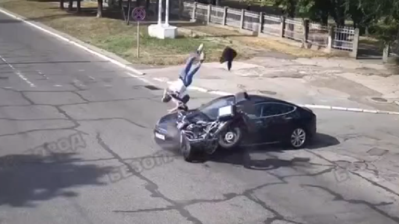  (VIDEO) Accident teribil la Bender: Momentul în care un motociclist se lovește de o Tesla într-o intersecție și este aruncat la câțiva metri