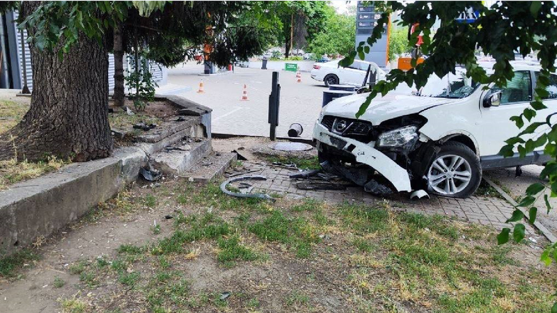  Tragedie în capitală: Un șofer a făcut stop cardiac la volan și s-a izbit cu mașina de un copac. Bărbatul ar fi decedat înainte de impact