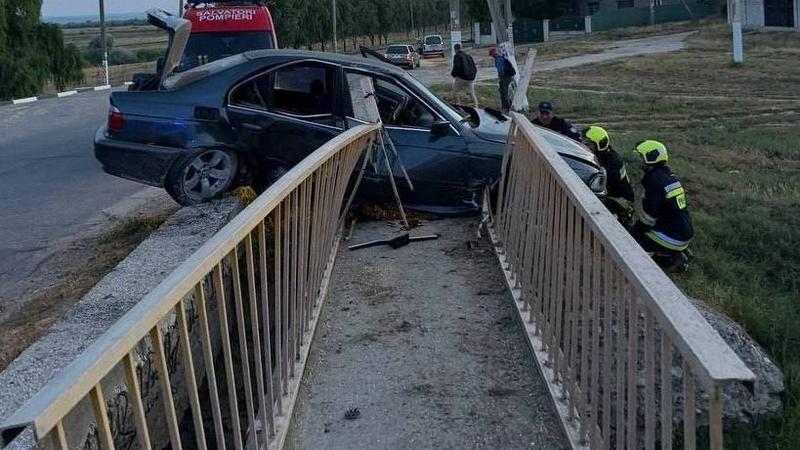  (FOTO) Un tânăr de 18 ani a murit, după ce BMW-ul în care se afla s-a izbit de balustrada unui pod, la Cahul: Șoferul și alt pasager, grav răniți