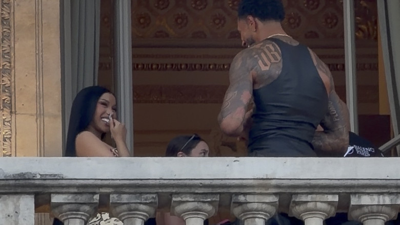  (VIDEO) Cardi B, surprinsă în ipostaze tandre cu „cel mai sexy fotbalist de la Cupa Mondială”. Imaginile cu cei doi au devenit virale