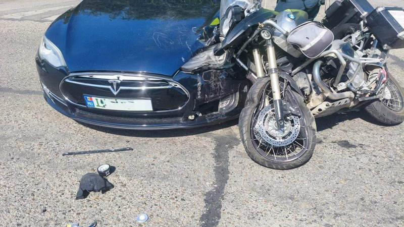  Impactul de la Bender dintre o motocicletă și o Tesla s-ar fi produs după ce șoferul mașinii nu a acordat prioritate: Conducătorul ghidonului, spitalizat