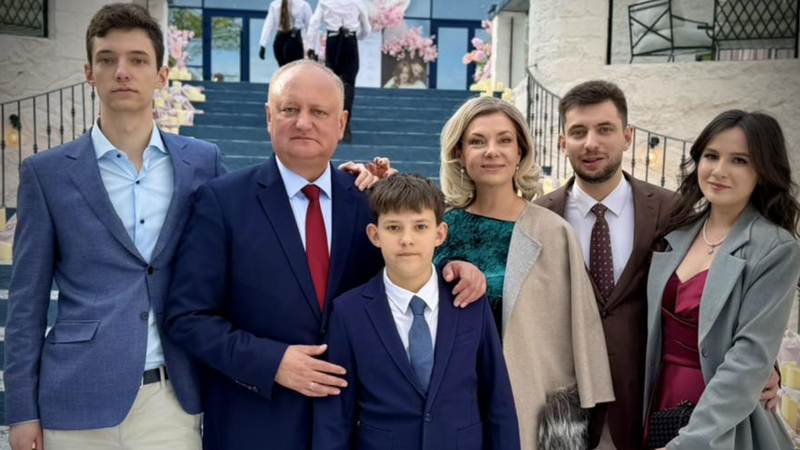  (VIDEO) Igor Dodon – socru mare! Vlad și-a cerut iubita în căsătorie: „Să fie cu Doamne ajută”