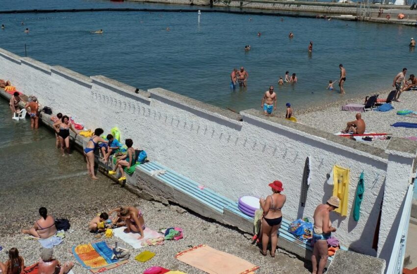  Destinația de vacanță din Europa unde bărbații și femeile fac plajă despărțiți de un zid înalt de trei metri