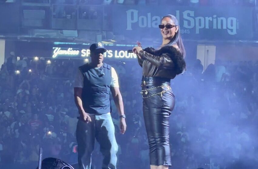  (VIDEO) „Zici că e mătușa mea la karaoke!” Rihanna, critici dure după prestația bizară de la concertul lui Jay Z: De abia se mișcă pe scenă, iar vocea e de nerecunoscut