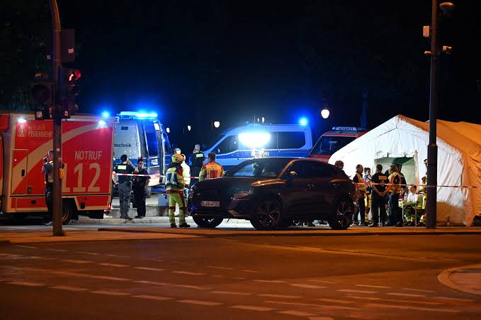  (VIDEO) Un mort şi 16 răniţi după ce o maşină a intrat în mulţime la parada Pride de la Berlin. Atacatorul, de negăsit